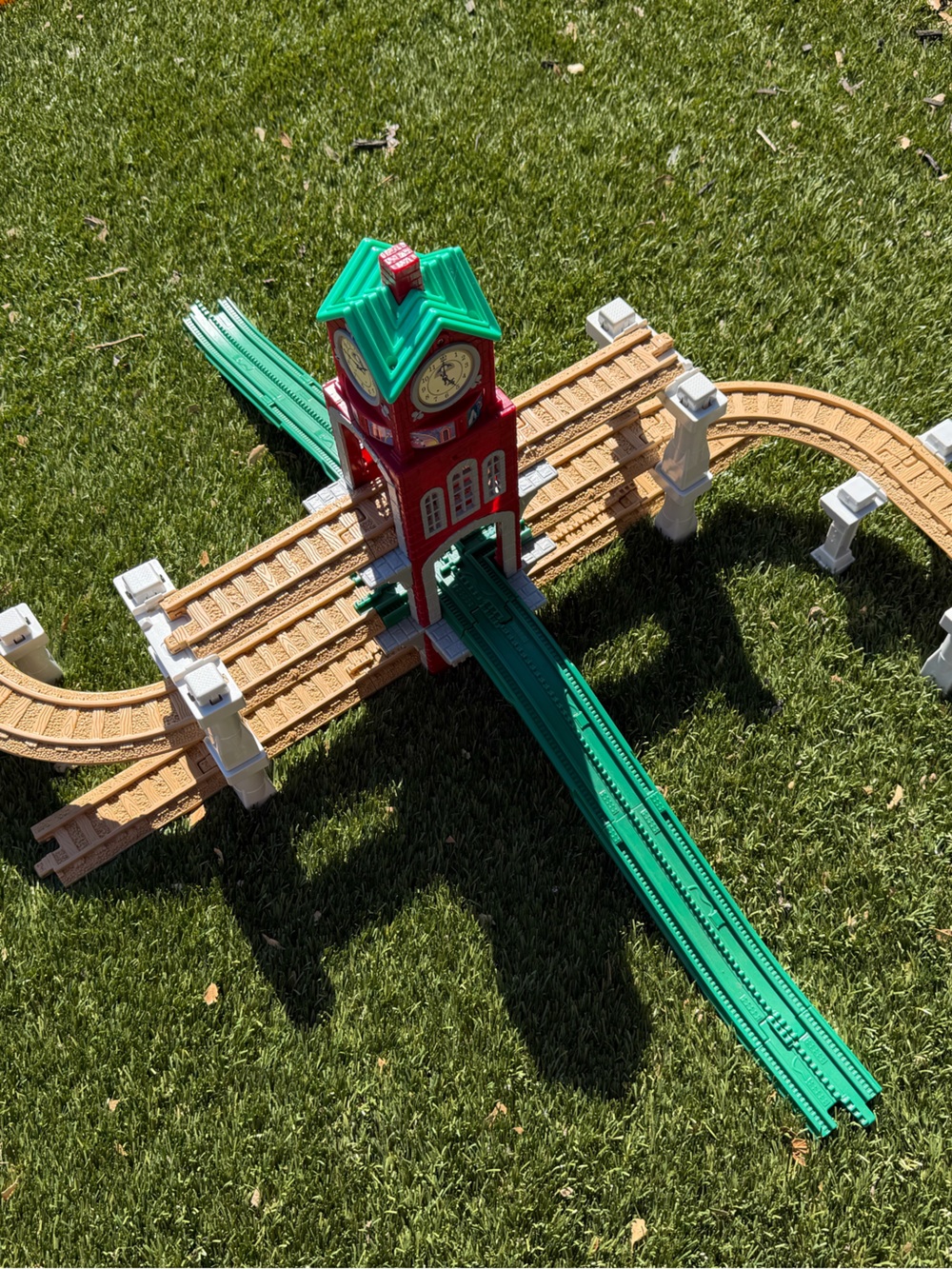 Vtg Fisher Price GeoTrax High Chimes Clock Tower With Track & Riser Pieces